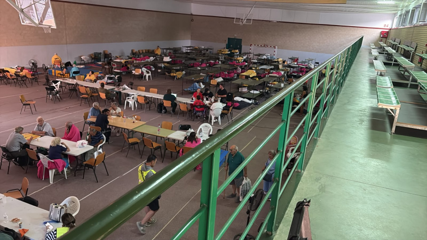 Polideportivo Municipal La Chopera en Villamanta, Madrid. Acoge a desalojados por los incendios