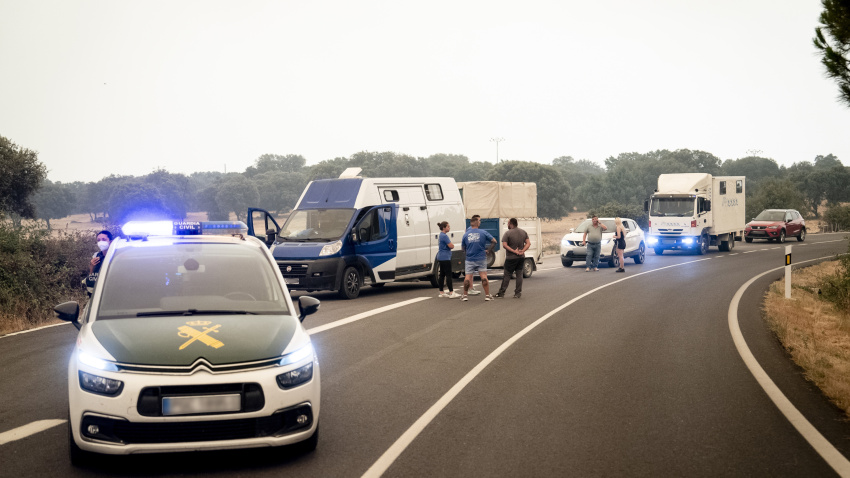 Control policial en Navalagamella, Madrid (España), ante los incendios que afectan a la Comunidad de Madrid