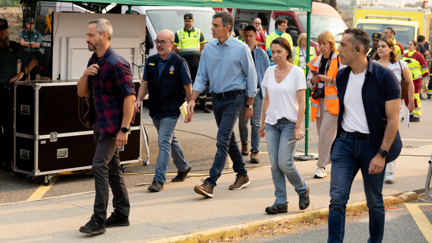 Pedro Sánchez, acompañado del delegado del Gobierno, Francisco Martín, visita el Puesto de Mando Avanzado de la zona afectada por los incendios forestales de la sierra oeste en Cenicientos