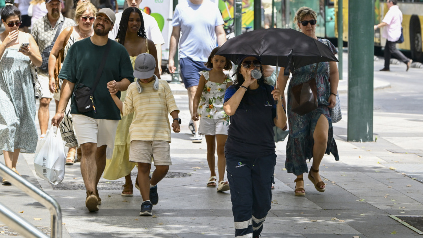 Varias personas caminan por la calle en Murcia con altas temperaturas