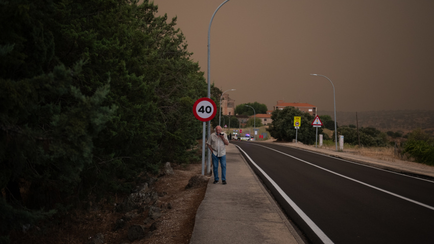 Un vecino pasea por las calles de Almorox durante el incendio de Burgohondo (Toledo)