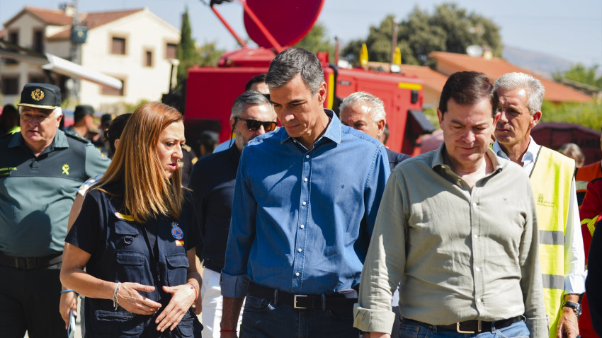 El presidente del Gobierno, Pedro Sánchez (c), el presidente de la Junta de Castilla y León, Alfonso Fernández Mañueco (d), la secretaria general de Protección Civil y Emergencias, Virginia Barcones (i), durante la visita al Puesto de Mando Avanzado (PMA) instalado para gestionar las labores de extinción del incendio forestal de Burgohondo, en Navaluenga, Ávila