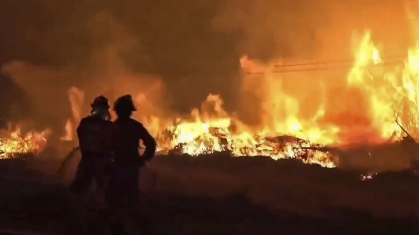 Trabajos de extinción en el incendio forestal en Sotillo de La Adrada (Ávila)