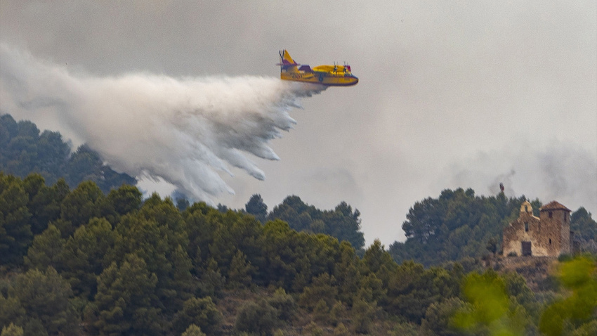 Un hidroavión trabaja en las tareas de extinción del incendio de la Vall d’Uixó