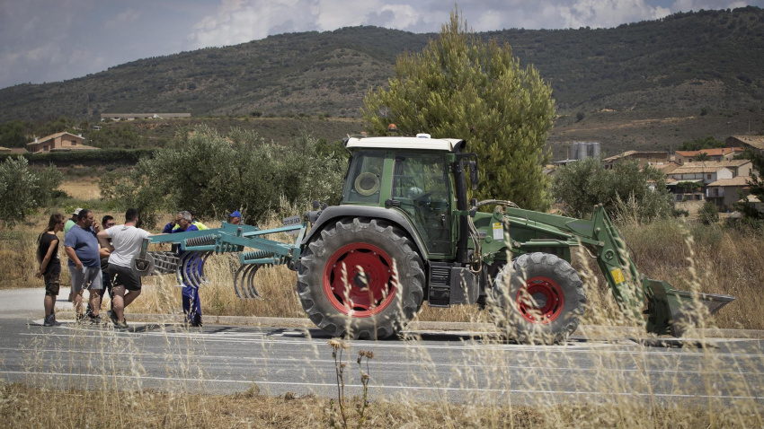 Agricultores hacen frente al fuego
