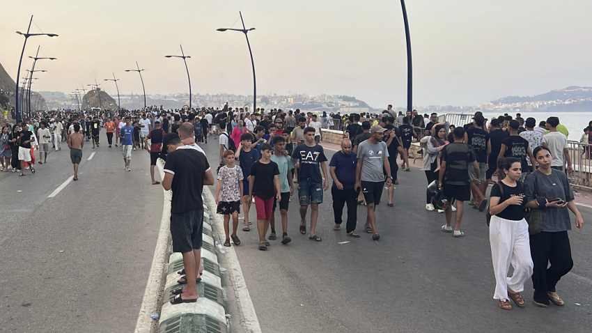 Las autoridades marroquíes han comenzado a emplear material antidisturbios este jueves para dispersar a la multitud congregada en los alrededores de la frontera con Ceuta