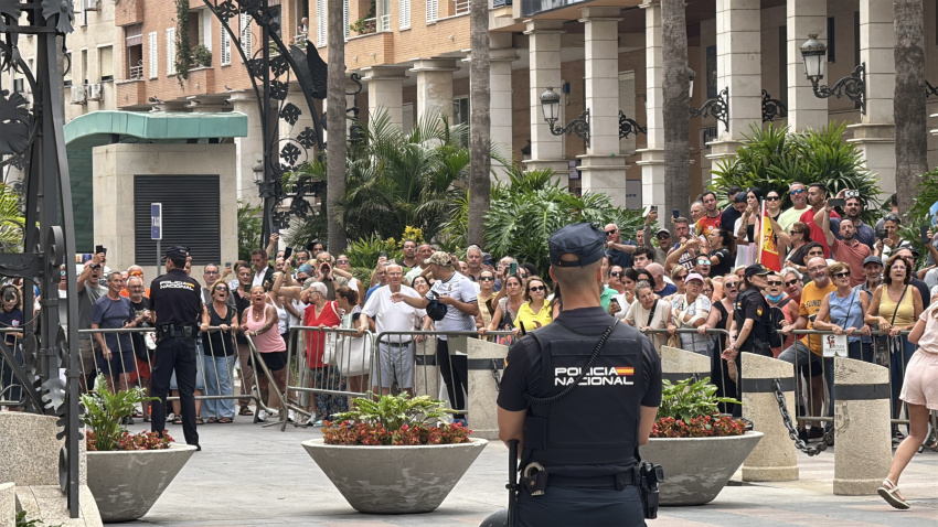 Manifestantes esperan la salida del presidente del Gobierno, Pedro Sanchez, tras visitar la Asamblea de Ceuta.Iván Zambrano - Europa Press31/7/2026
