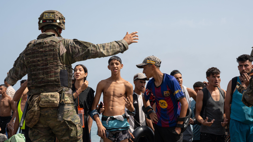 Los migrantes se congregan cerca del paso fronterizo entre Marruecos y el enclave español de Ceuta.
