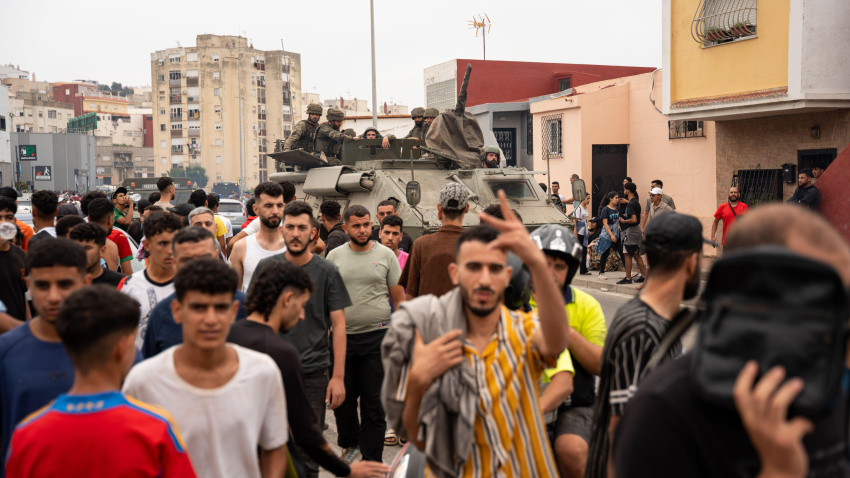 Los migrantes cruzan al enclave español de Ceuta desde Marruecos mientras las autoridades se enfrentan a una creciente presión migratoria en la frontera.