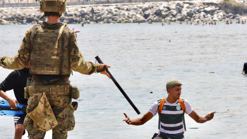 Varios migrantes llegan a la costa española de Ceuta