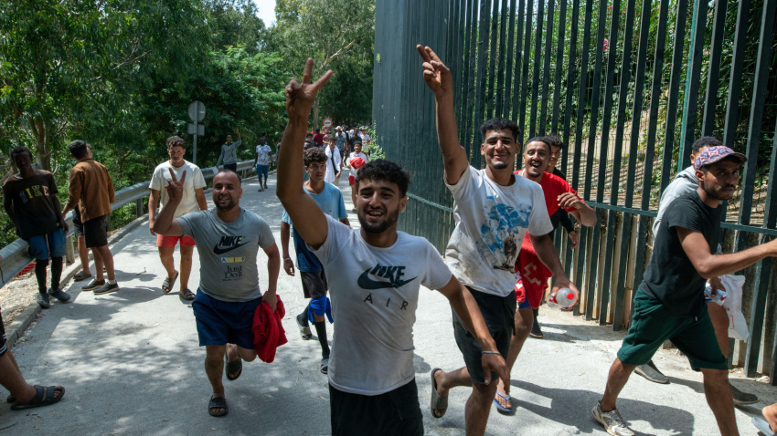 El Centro de Acogida Temporal de Inmigrantes de Ceuta (CETI) se enfrenta actualmente a una tensión extrema y a un hacinamiento severo, llegando a un estado de colapso absoluto.