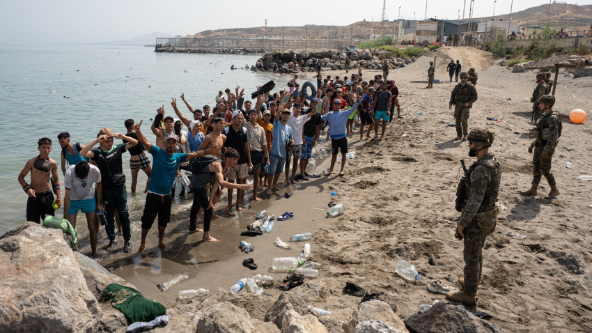 Los migrantes se congregan cerca del paso fronterizo entre Marruecos y el enclave español de Ceuta.