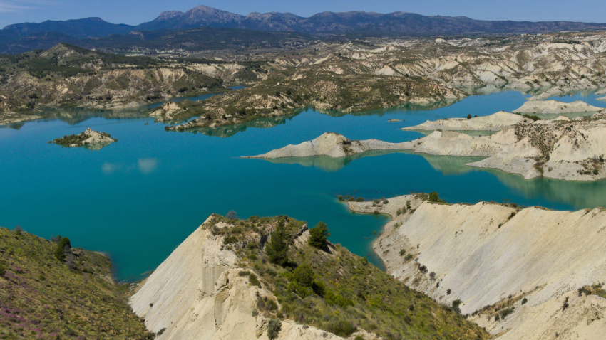 Impresionante paisaje de tierras baldías y un lago artificial en Librilla, Murcia.