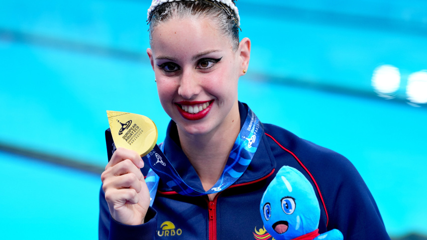 Iris Tió posa con la medalla de oro de campeona de Europa de solo técnico.