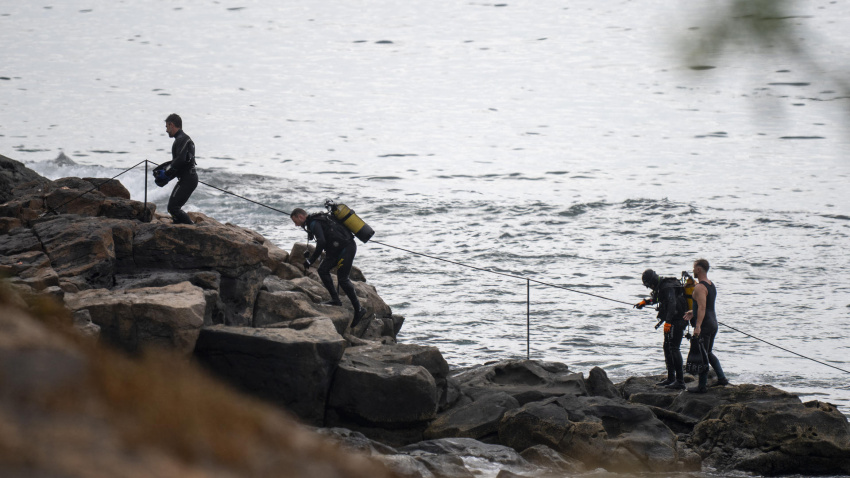Un grupo de buzos comprueba la seguridad en la costa en La Mareta, en Costa Teguise