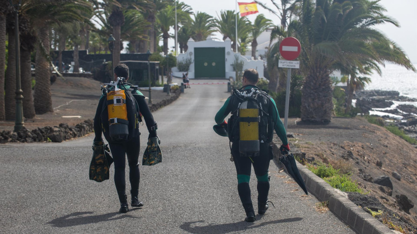 Buzos de los GEAS de la Guardia Civil han inspeccionado la costa colindante a la residencia de cara a la llegada del presidente del Gobierno, Pedro Sánchez, a la residencia real de La Mareta, en Costa Teguise (Lanzarote) junto a su familia para pasar sus vacaciones