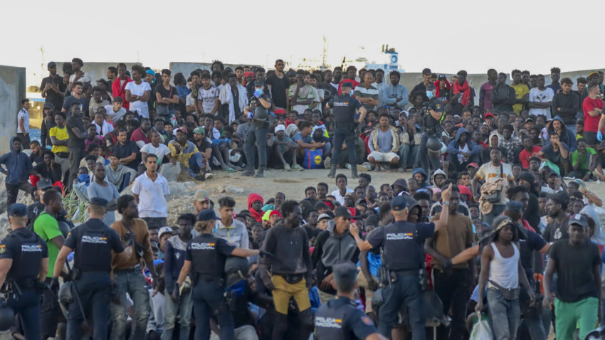Personas migrantes este martes, en la playa ‘El Trampolín’ de Ceuta