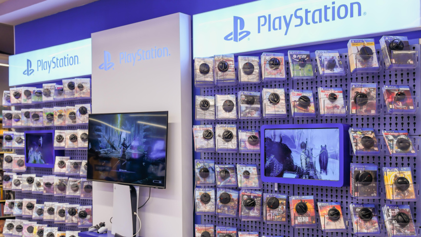 Una vitrina en una tienda Sony PlayStation. Venta al por menor de discos.