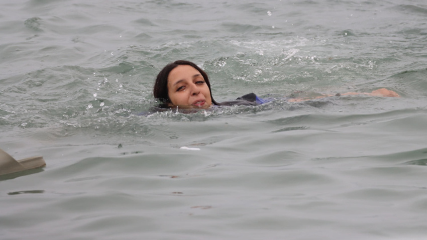 Una inmigrante en la playa junto al paso fronterizo del Tarajal en Ceuta