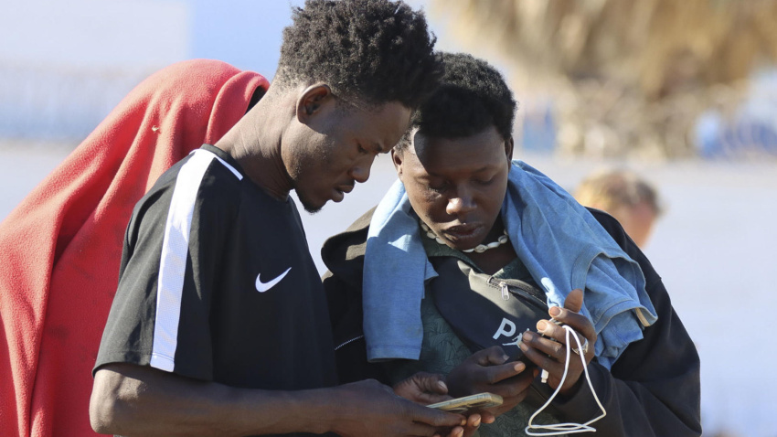 Migrantes en la playa ‘El trampolín ‘ en Ceuta