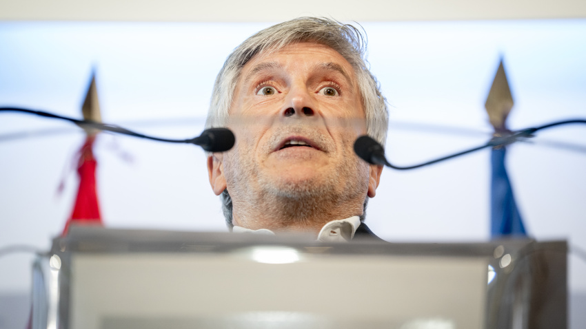 El ministro del Interior, Fernando Grande-Marlaska, atiende a los medios de comunicación tras la reunión del consejo extraordinario de ministros del Interior de la UE por la crisis en Ceuta, a 4 de agosto de 2026, en Madrid (España).