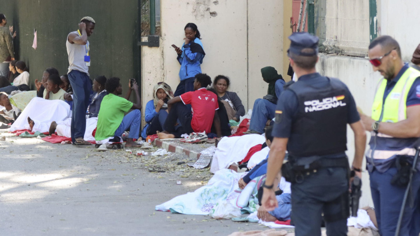 Migrantes en las inmediaciones del CETI, este martes en Ceuta