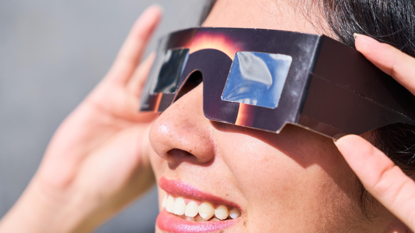Salud recuerda que mirar directamente al eclipse solar sin protección homologada puede provocar lesiones irreversibles