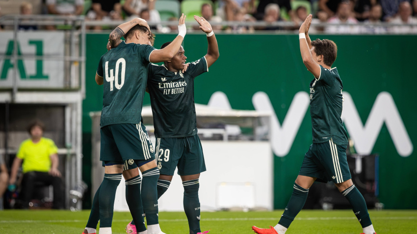 Carlos Espí celebra su gol contra el Ferencvaros