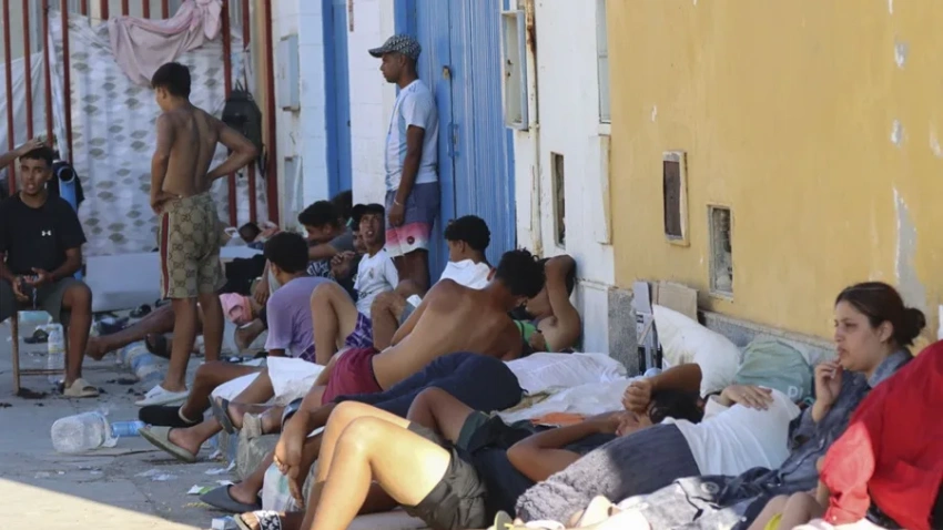Migrantes y menores en las naves del Tarajal a la espera de ser realojados, este jueves. EFE/Reduan Dris Regragui