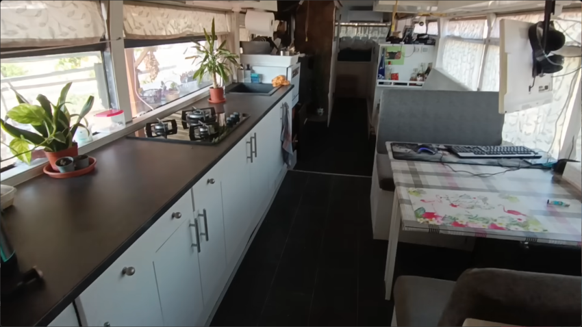 El interior del autobús donde vive Juan Pablo