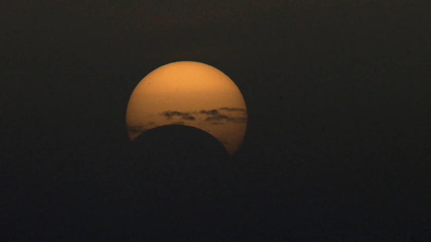 Vista de un eclipse parcial de sol.