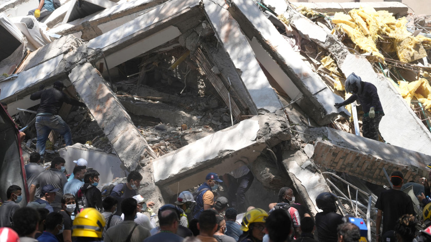 Integrantes del cuerpo de Bomberos de Cali y civiles buscan entre los escombros de edificaciones colapsadas por el terremoto de magnitud 7,4 que sacudió esta mañana el país, este lunes en Cali (Colombia). El Gobierno colombiano declaró la situación de "desastre nacional" por el terremoto que deja al menos 71 personas fallecidas en el país, 29 de ellas en ciudades capitales. EFE/ Ernesto Guzmán Jr
