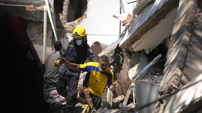 Un integrantes del cuerpo de Bomberos de Cali trabaja entre los escombros de edificaciones colapsadas por el terremoto de magnitud 7,4 que sacudió esta mañana el país, este lunes en Cali (Colombia). Al menos 27 personas murieron en el departamento del Valle del Cauca, lo que eleva a 51 la cifra de f