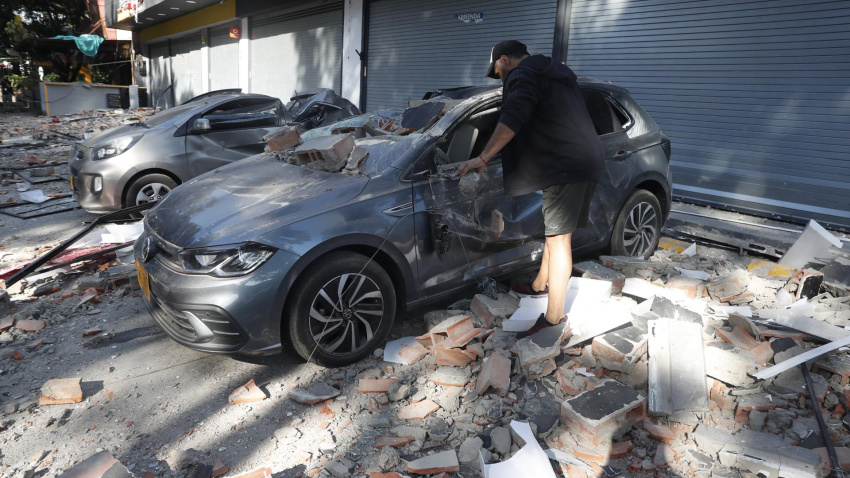 Un hombre observa un vehículo afectado tras un fuerte temblor este lunes, en Cali (Colombia). Un temblor de magnitud 7,4 sacudió gran parte de Colombia, según el Servicio Geológico Colombiano (SGC), y las autoridades informaron de daños en varias ciudades como Manizales, Cali y Pereira. EFE/ Ernesto Guzmán