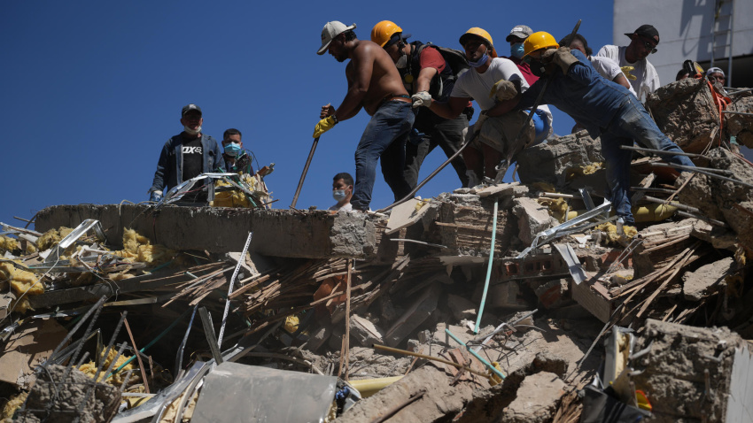 Personas trabajan en labores de rescate en un edificio colapsado por el terremoto en Cali (Colombia)