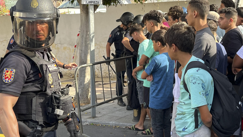Multitud de menores migrantes esperan para su filiación frente a la Jefatura Superior de la Policía Nacional en Ceuta