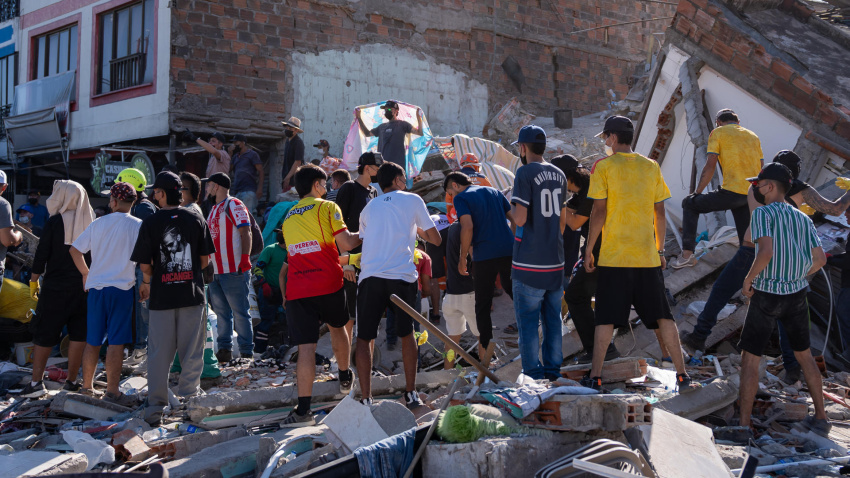 En Colombia se busca sin descanso a desaparecidos entre los escombros de los edificios caídos por el terremoto