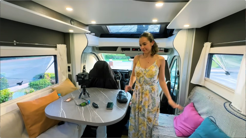 El interior de la caravana donde viven José y Patri
