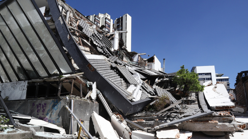 AME7780. MANIZALES (COLOMBIA), 10/08/2026.- Fotografía que muestra una edificación destruida por un terremoto de magnitud 7,4 este lunes, en Manizales (Colombia). El presidente de Colombia, Abelardo de la Espriella, afirmó que el terremoto que sacudió la mayor parte del país, deja una cifra parcial de 111 fallecidos y una gran destrucción en al menos cinco departamentos. EFE/ Juan Augusto Cardona
