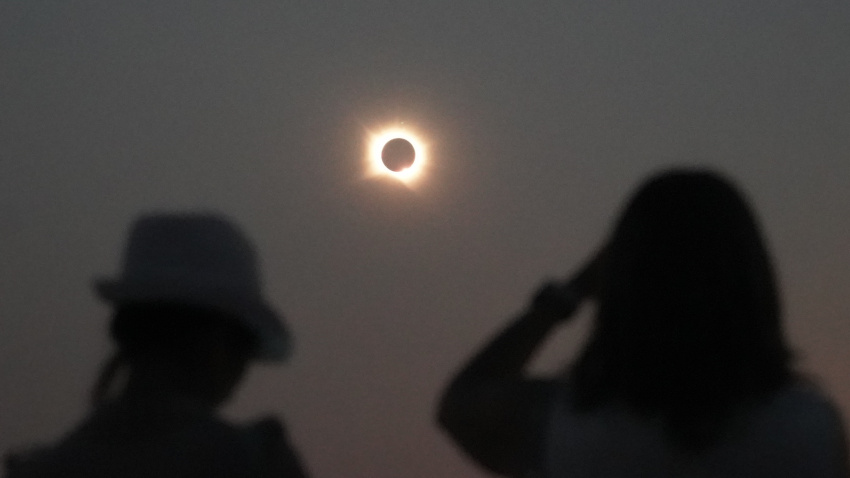 Centenares de personas contemplan el eclipse total de Sol desde Tiedra (Valladolid)