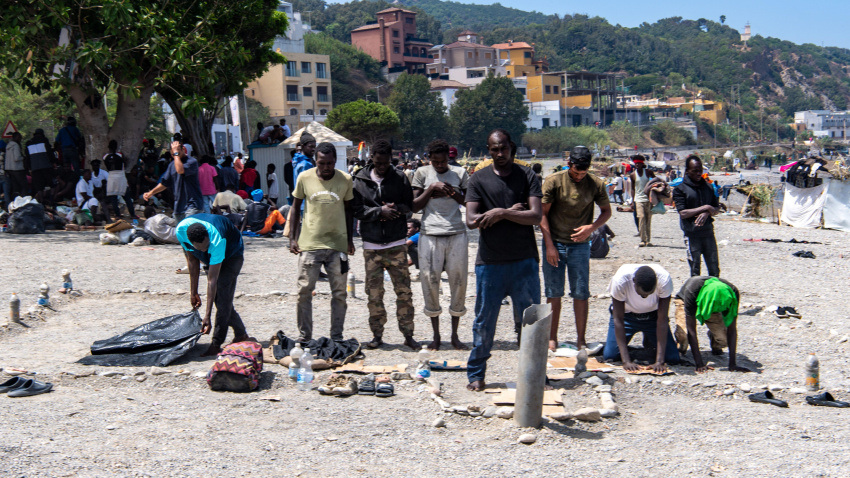 Los migrantes que entraron en el enclave español de Ceuta, en el norte de África, tras la llegada masiva del 30 de julio, siguen durmiendo en campamentos improvisados ​​por toda la ciudad. Organizaciones humanitarias distribuyen alimentos y suministros básicos en los dos principales puntos de encuentro donde se alojan muchos migrantes, mientras que los residentes locales dan cobijo a otros, incluidas niñas no acompañadas y familias.
