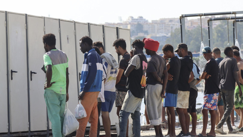 Miles de migrantes siguen viviendo en la playa del Trampolín y en otros lugares de Ceuta al aire libre mientras continúan los trabajos para instalar y acondicionar las carpas que en principio van a acoger a 1.500 personas