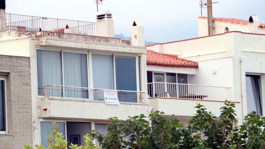 Una vivienda con un cartel de alquiler vacacional en el Port de la Selva