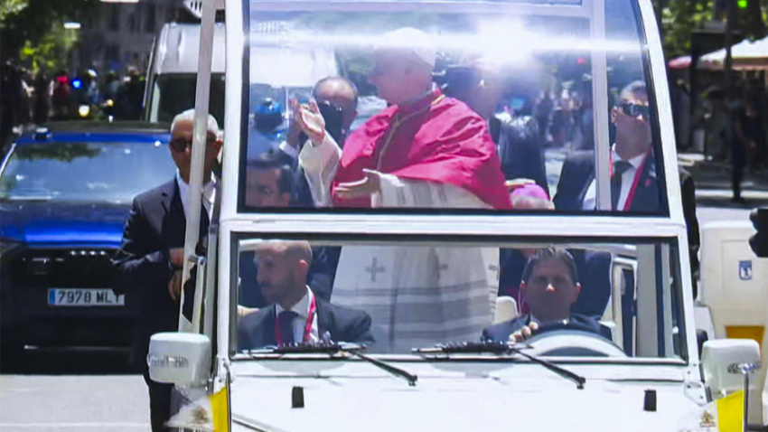 Captura de video del momento en el que el papa León XIV sorprendió a los más jóvenes en su recorrido por la ciudad de Madrid haciendo el gesto viral del 