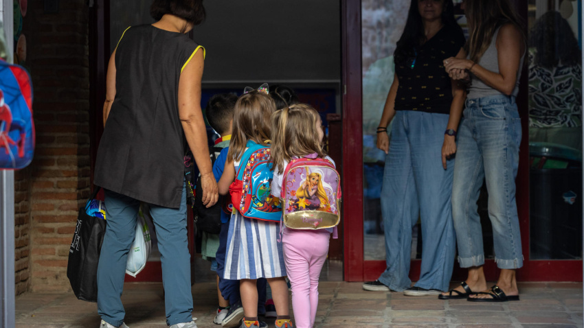 Varios padres con sus hijos a su llegada al Colegio San Lucas y María de Toledo