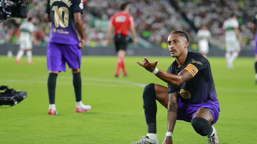 Raphinha celebra su gol de penalti en el Elche - Barcelona