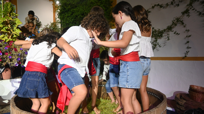 Pisada de la uva a cargo del grupo infantil