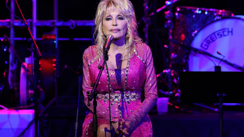 Dolly Parton en el escenario durante el primer concierto benéfico anual "Kiss Breast Cancer Goodbye", celebrado en el Teatro CMA del Salón de la Fama de la Música Country.