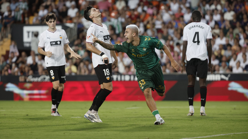 Pablo García celebra su primer gol en Primera División en el Valencia - Betis