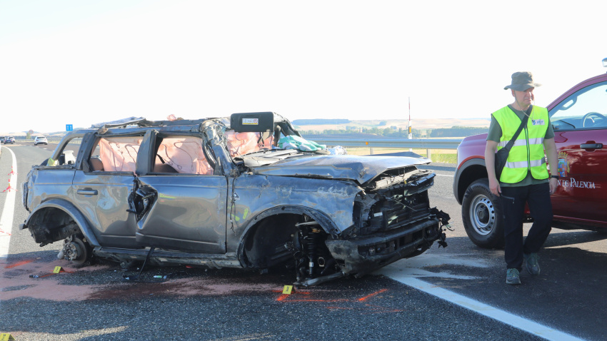 Cuatro fallecidos de una familia y una niña herida muy grave en un accidente en la A-67, en Herrera de Pisuerga (Palencia) La principal hipótesis sobre la causa del siniestro es una posible somnolencia del conductor